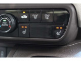 運転席と助手席に温度調整があるシートヒーターを装備しております。寒い朝はクルマに乗り込んですぐにシートヒーターを作動させれば温かさが広がり快適なドライブが始まります。