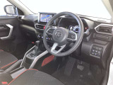 運転席周りのレイアウトをご覧ください。ナビゲーションが綺麗に装着されすっきり収まってますね!