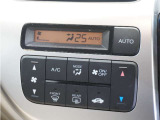 【オートエアコン】温度を設定すれば自動で快適な車内温度を保ちます。エアコン内部の高性能脱臭フィルターで車内のアレルゲンや花粉を除去。