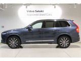ロードクリアランスの大きなXC90は乗員の着座位置が高く、視界が良好です。また、着座位置の高さは安心感につながり、ストローク量の大きいサスペンションにより悪路でも快適な乗り心地を確保できる利点もあります。