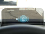 ヘッドアップディスプレイで現在の速度や制限速度などが確認できます!