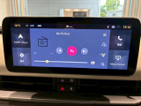 タッチパネルモニターを採用しております。Uconnectで携帯を繋ぐことで地図を表示することが出来ます。