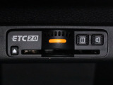 装備されているビルトインタイプのホンダ純正ETC車載器です。セットアップしてからご納車致します。ETCカードを差し込めば高速道路の出入り口ゲートを楽々通過出来ます。