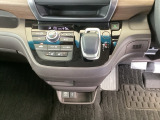 足元スッキリ、インパネシフトです。パーキングブレーキはフットブレーキタイプなので、運転席と助手席の間がスッキリしています。