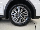 純正18インチアルミホイール装備・タイヤサイズ225/55R18