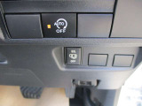 アイドリングストップ機能付です。特別な操作をしなくても、普段通りの運転をするだけで、エコドライブができる機能です。OFFボタンがありますので、必要に応じて使い分けてください。