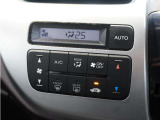 【オートエアコン】温度を設定すれば自動で快適な車内温度を保ちます。エアコン内部の高性能脱臭フィルターで車内のアレルゲンや花粉を除去。