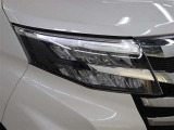 LEDヘッドライトには、ハイビームで走行中に対向車を検知した時、部分的に遮光し、対向車に配慮しながら高い視認性を確保できるADB(アダプティブドライビングビーム)が採用されています。