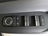 パワーウィンドウスイッチで運転席から全席の窓の開閉ができます。