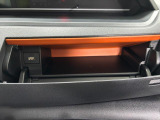 運転席側のインパネアッパーボックスは嬉しい収納!こちらもUSBソケット付きでスマホの充電もできます!