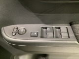 ハンドルの右側に電動格納付きパワーミラーの操作スイッチがついています。左右のサイドミラーの角度調節も微調整ができて便利です。パワーウインドウは運転席でドア4枚とも上下の操作ができるようになっています。