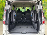 普段のお買い物や通勤、送迎等に十分な荷室スペースを確保しております。セカンドシートを倒すと、大きな荷物の積載も可能です♪