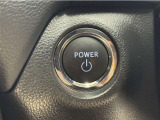 システムスタートボタンです。キーが車内にあれば、HVシステムの始動・停止はブレーキを踏んでスイッチを押すだけ!キーを取り出す手間を省き、ワンプッシュで簡単でスムーズです。