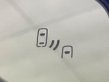 【ブラインドスポットモニター】走行中、ドアミラーの死角になりやすい箇所に後続車が接近するとサイドミラーのレンズに警告を表示!ドライバーに注意喚起をしてくれます。