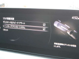 レーンキープアシストとは、車線逸脱回避支援システムです。自車が車線から逸脱する可能性があると、LASが車線からの逸脱を回避するようにハンドル操作をアシストします。