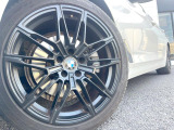 ●19インチアルミホイール:輸入車ならではの卓越した走りを支えるホイールと足回りです!日本車の走りに慣れている方にもぜひ体感して頂きたいほど、高いレベルでまとまっています!