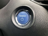 エンジンスタートボタンです。キーが車内にあれば、エンジンの始動・停止はブレーキを踏んでスイッチを押すだけ!キーを取り出す手間を省き、ワンプッシュでエンジンを操作するので簡単でスムーズです。