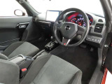 シンプルで使いやすいデザインの運転席です。