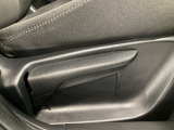 運転席にはドライバーの体型や好みに応じて前後方向だけでなく、高さの調整ができるシートリフターを装備!