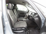 ホールド感があり座り心地の良いフロントシートです☆運転席の高さが調整できるハイトアジャスターも装備しています♪ベストポジションで運転をお楽しみください♪