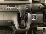 CVT車のセレクトレバーです。低速から高速まで、変速ショックのないスムーズな走りと、エンジン効率のよい領域を維持して燃費にも貢献します。サイドブレーキはスイッチ操作の電子制御パーキングブレーキです。