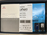 スマートキーは鍵をバッグに入れたままでもドアロックの開閉やエンジンのON・OFFができます。夜間や雨の日も鍵を探さなくて良いので便利です。