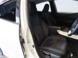 サイドからしっかりとホールドしてくれる運転席・助手席シートは、長時間の運転でも体のブレを軽減し疲れにくいシートです◎