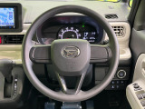 インテリアに合わせたデザインのステアリングは、運転される方のことも考え、運転しやすい形状、大きさです。是非一度、実際に触ってお確かめください。