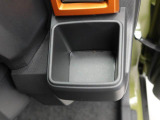 カップホルダーは運転席や助手席からちょうど手の届く位置です!!