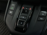 「e:HEV」は、モーター走行を中心にしながら電気エネルギーやエンジン動力を最も効率よく使い分けることができる賢いハイブリッドシステムです。シフトはエレクトリックギアセレクターになっています。