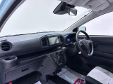 ダイハツのお店では、ダイハツ車を知り尽くしたプロフェッショナルが、専用の診断機器を使って各システムを点検しております。