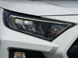 【LEDヘッドライト】悪天候や夜間走行時も良好な視界を確保し安心して運転できる高輝度LEDヘッドライトを装備!点灯速度が早く、消費電力も抑えられています。