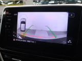 ギアをリバースに入れると車両後方の映像を映し出します。画面にはガイドラインが表示され、車庫入れや縦列駐車などの際に安全確認をサポートします。