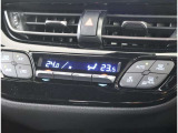 左右独立温度コントロールフルオートエアコンです。運転席、助手席それぞれで独立して温度設定ができます。冷え性の方が乗っても安心ですね♪