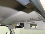 オーバーヘッドシェルフは底がメッシュ状のため中身が見えて迷わず取り出せるので便利です。 サンバイザー(運転席バニティミラー付き)です。身だしなみチェックに役立ちます。