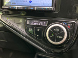 【オートエアコン】一度お好みの温度に設定すれば、車内の温度を検知し風量や温度を自動で調整。暑い&hellip;寒い&hellip;と何度もスイッチ操作をする必要はありません。快適な車内空間には必須の機能ですね♪