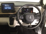 【ハンドル】運転にかかわる様々な操作を安全に行えるように視点移動が少なく操作性に配慮されたスイッチ類が凝縮されたコックピットです。