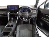 革巻きステアリングで快適な操作性の運転席です。