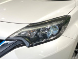 【LEDヘッドライト】悪天候や夜間走行時も良好な視界を確保し安心して運転できる高輝度LEDヘッドライトを装備!点灯速度が早く、消費電力も抑えられています。