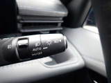 ハイビームアシスト機能が装備されており対向車が接近すると自動的にロービームに切り替えてくれる便利な機能になっております♪