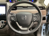 ハンドルにHondaセンシング系のクルーズコントロールやレーンキープアシストなどのスイッチと、オーディオの操作スイッチが装備されています。ハンドルから手を離さず安全に操作できます。