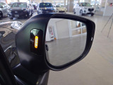 ミラー内側には後方からの車両の接近やミラーでは死角になる位置の車両をお知らせするリアビークルディテクションを搭載。