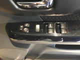 電動格納式リモコンドアミラーと、パワーウィンドウスイッチ等は運転席ドアにあります。