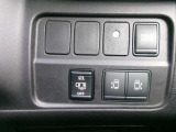 両側オートスライドドア付き車です。小さなお子様でもボタンひとつで楽々乗り降りができます。ハンズフリーオートスライドドア付きなので両手が塞がっていても片足でドアの開閉ができてとても便利です。