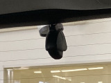 後方にもドライブレコーダーのカメラが付いています。前後両方でお車の周りを監視・記録いたします。