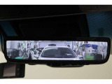 電子インナーミラーです。バックドア内側にカメラを取付けてインナーミラーに後方映像を表示。例えば、後席に大柄の方が座っていても後方確認が難なく出来ます。モニターモードとミラーモードは切替え可能です。