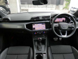 先進テクノロジーと機能性、デザインが見事に調和するAudi Q3のインテリア。運転席と助手席を取り囲むラップアラウンドデザインによって開放的なゆとりを感じさせてくれます。