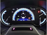とっても見やすいメーターです。夜間時はラグジュアリーな気分にさせてくれる照明が魅力ですので、夜のドライブも楽しみになりますよ♪