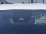 【トヨタセーフティセンス】走行中に前方の車両等を認識し、衝突しそうな時は警報とブレーキで衝突回避と被害軽減をアシスト。より安全にドライブをお楽しみいただけます。