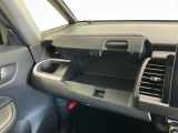 【グローブボックス】収納スペースが沢山あるので車内が散らからずに助かります。ちょっとした物を入れるのにいいですね♪